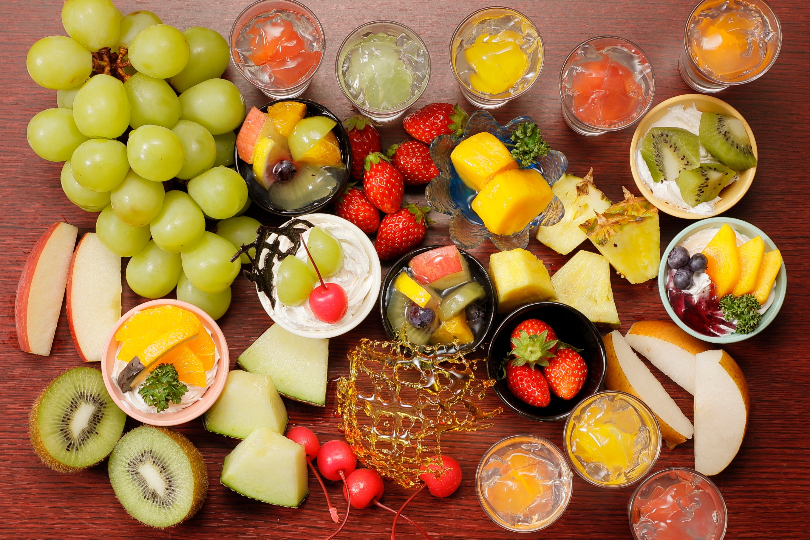 桃の他にもフルーツがいっぱいのビュッフェ