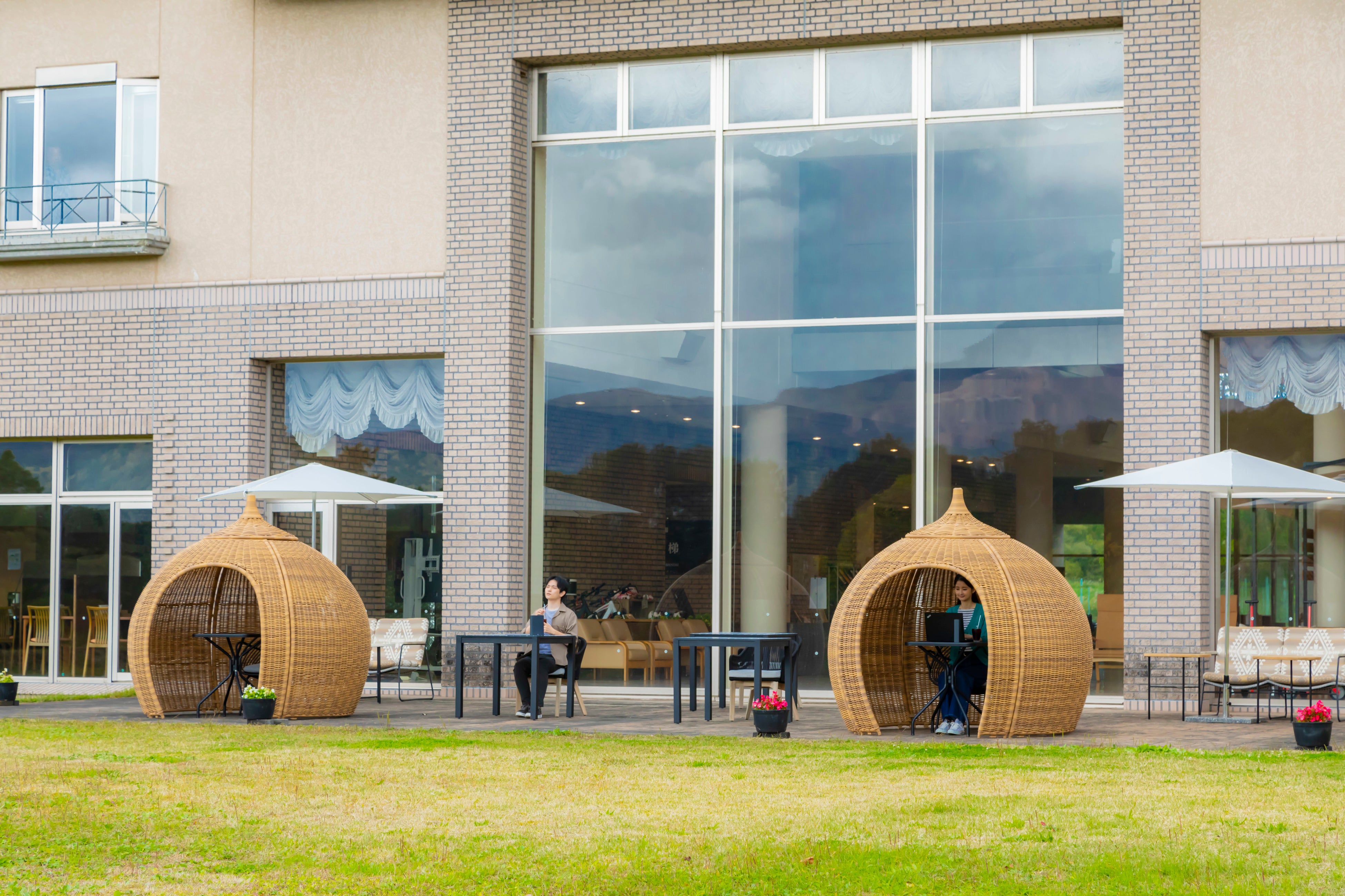 桃に見えなくはない？テラスのドームでリラックス