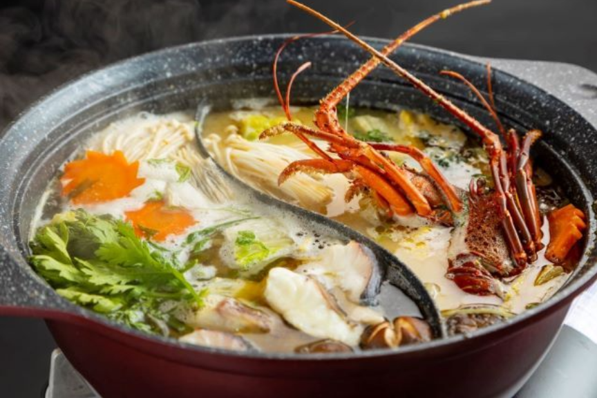 醤油と味噌をベー スにした二種類のダシで楽しむ「伊勢海老鍋」
