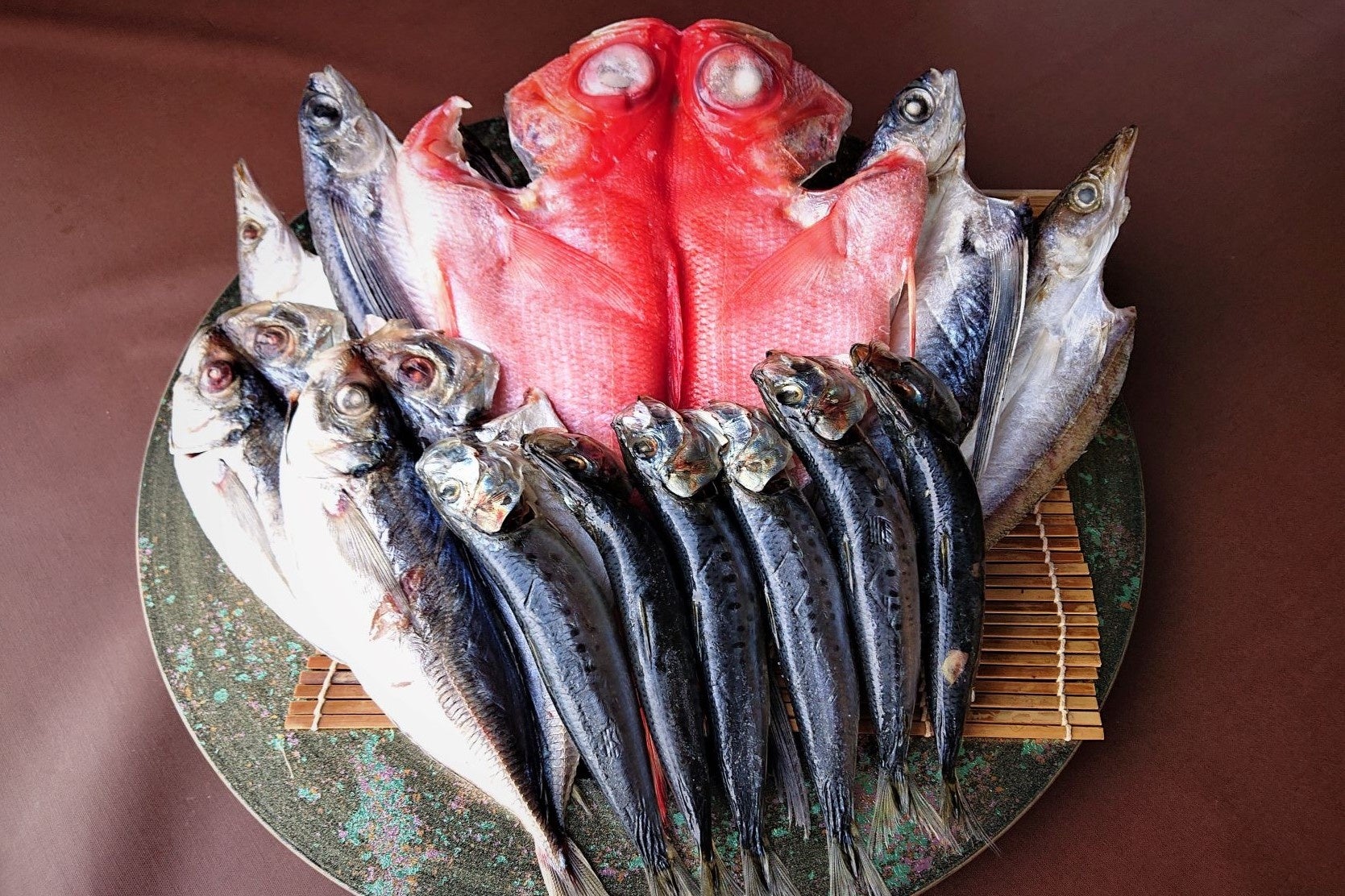 一枚一枚丁寧に塩を擦り込み、天日干ししたこだわりの「地魚干物セット」