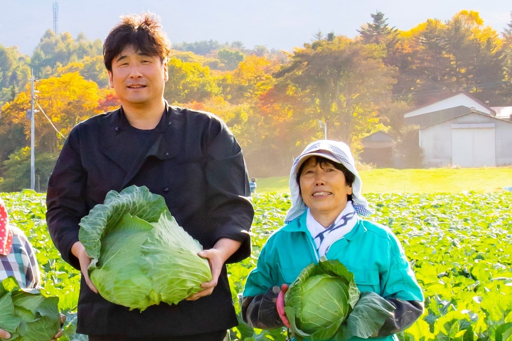 キャベツ農家さんと休暇村嬬恋鹿沢の楢尾料理長（左）