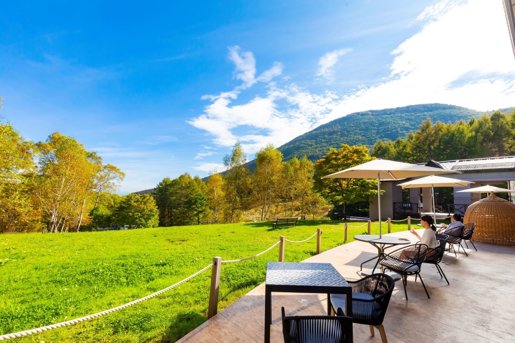 ロビーに隣接するリゾワテラスは開放感抜群 すぐ隣りにあるカフェ からドリンクのテイクアウトも可