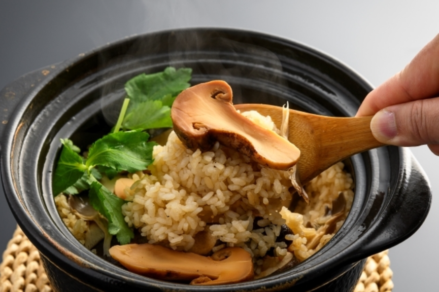 秋は松茸ごはんなど、味覚と香りをご堪能ください