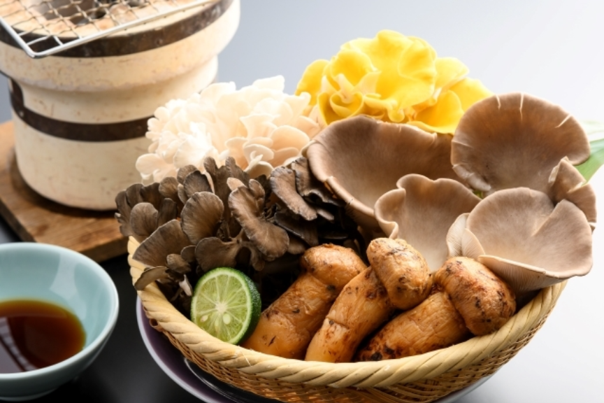 嬬恋村で育ったきのこの盛り合わせを七輪焼きでお召し上がりください