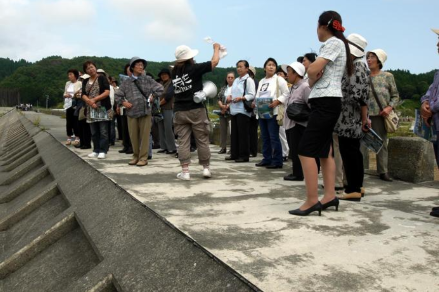 防潮堤に上がって、当時の状況や災禍の記録、その教訓を伝えます