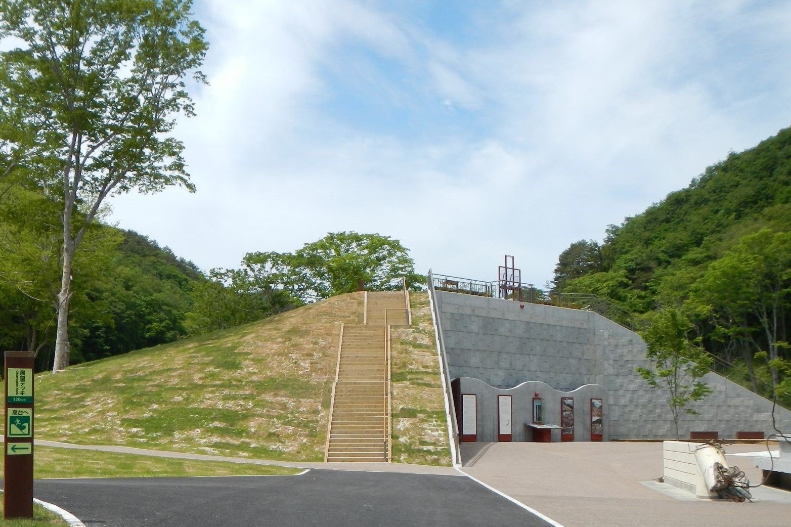 がれきを使い造成した「展望の丘」から海を望むと、目線が津波と同じ高さになります