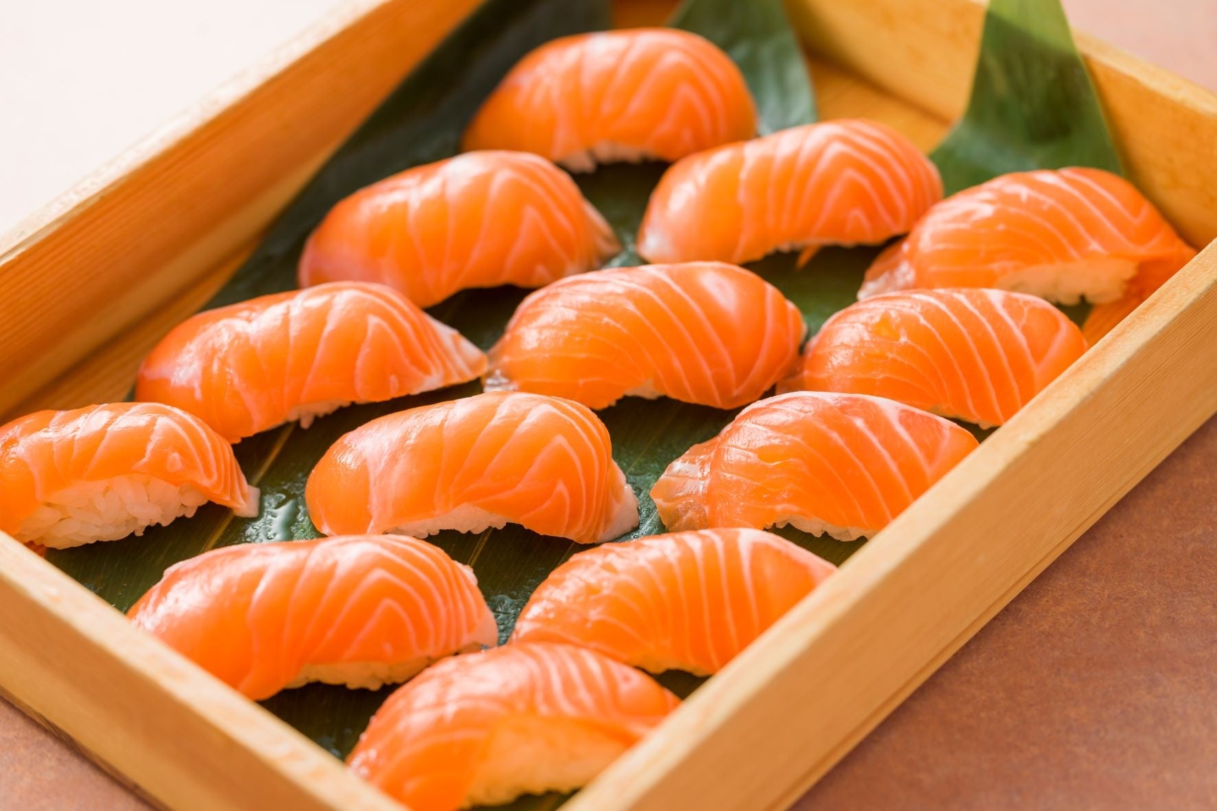 高鮮度で旨味が凝縮された紅富士の握り寿司