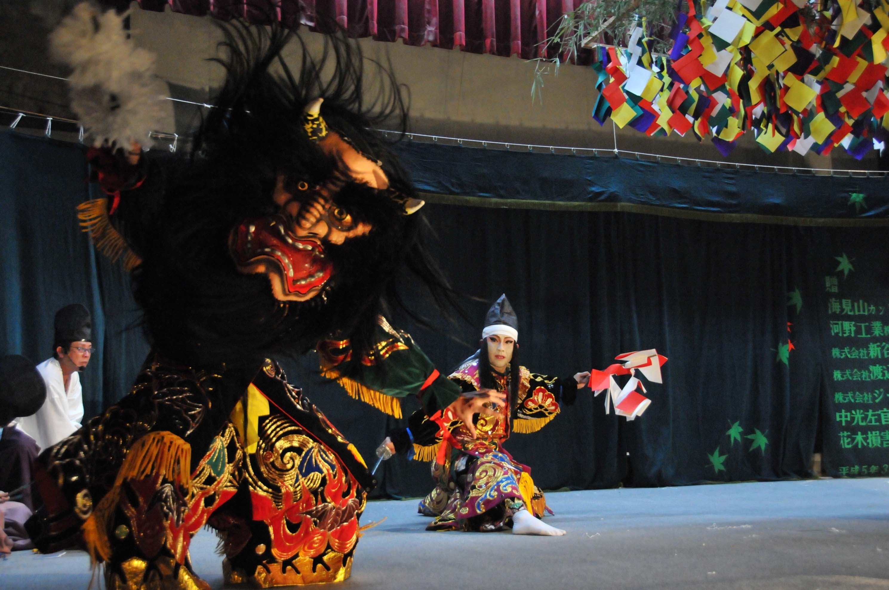 鬼の衣裳は豪華絢爛舞　舞の後は拍手がなりやみません