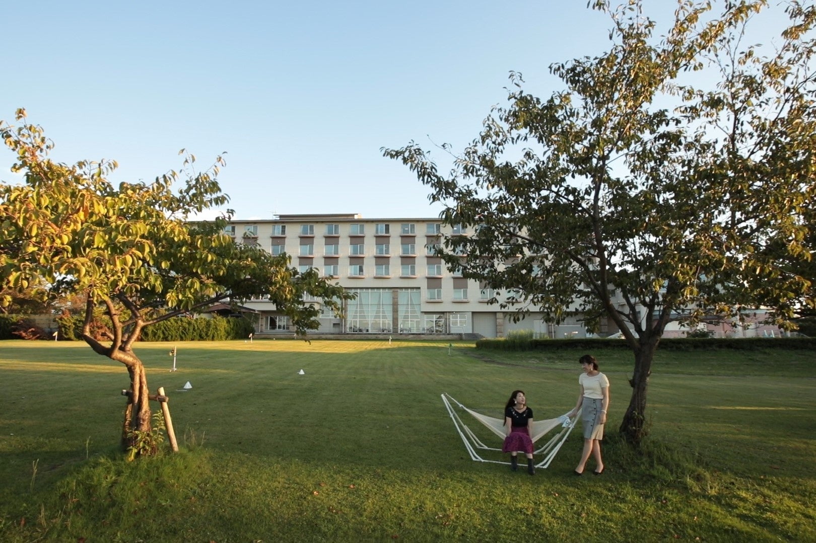 ハンモックに揺られ夕陽を望む