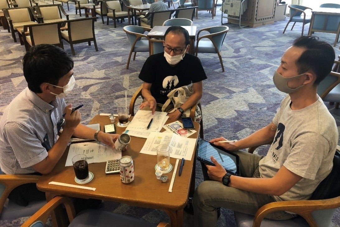 商品化に向けて打合せする二兎醸造営業担当福田氏（中央）醸造担当森本氏（右）と休暇村スタッフ鈴木（左）