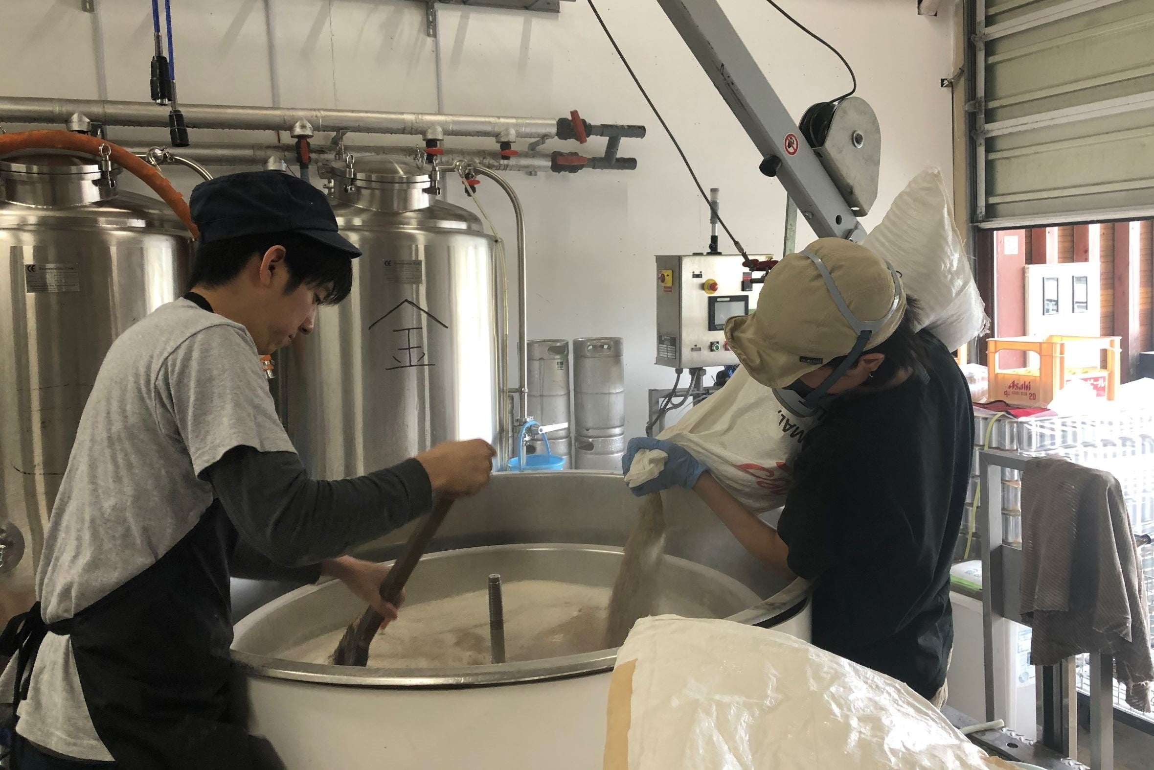 麦芽を投入し麦汁を作る工程