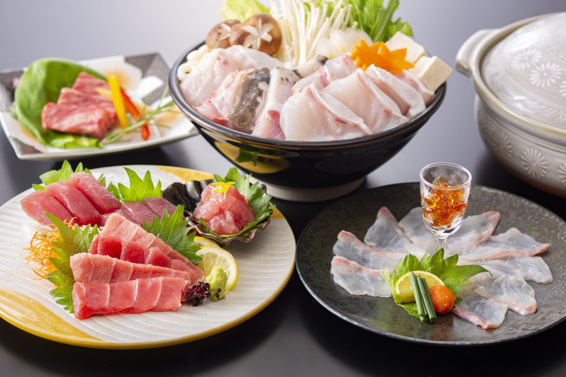 肉と刺身が両方楽しめる旬彩料理