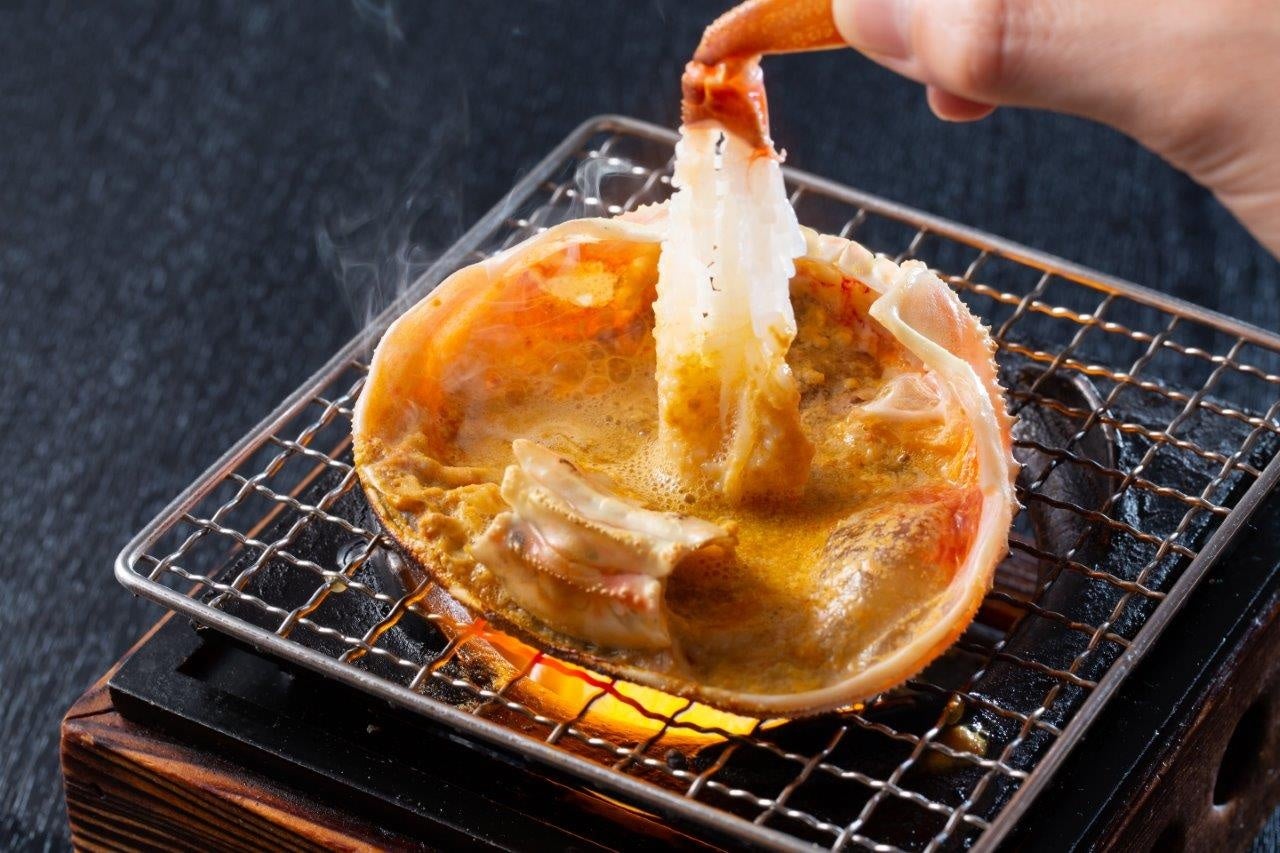 かに味噌甲羅焼きにかに刺しをくぐらせて…