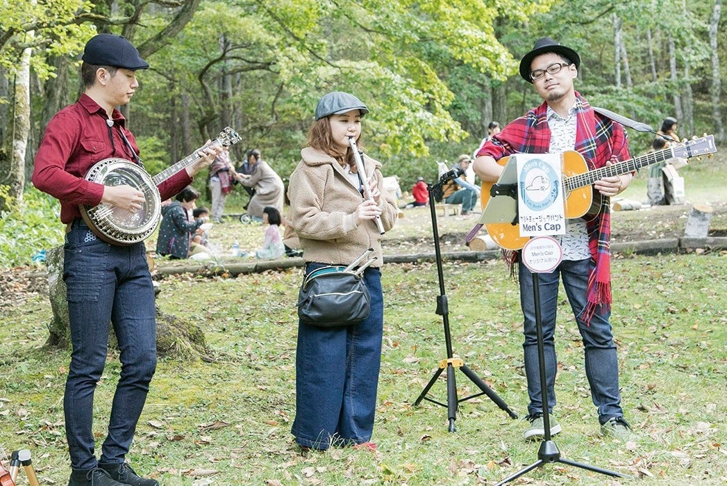 「森の小径ライブ」アイリッシュを中心としたケトル音楽バンド「Mens Cap」のコンサートです　森の中（会場）のどこかで終日演奏しています