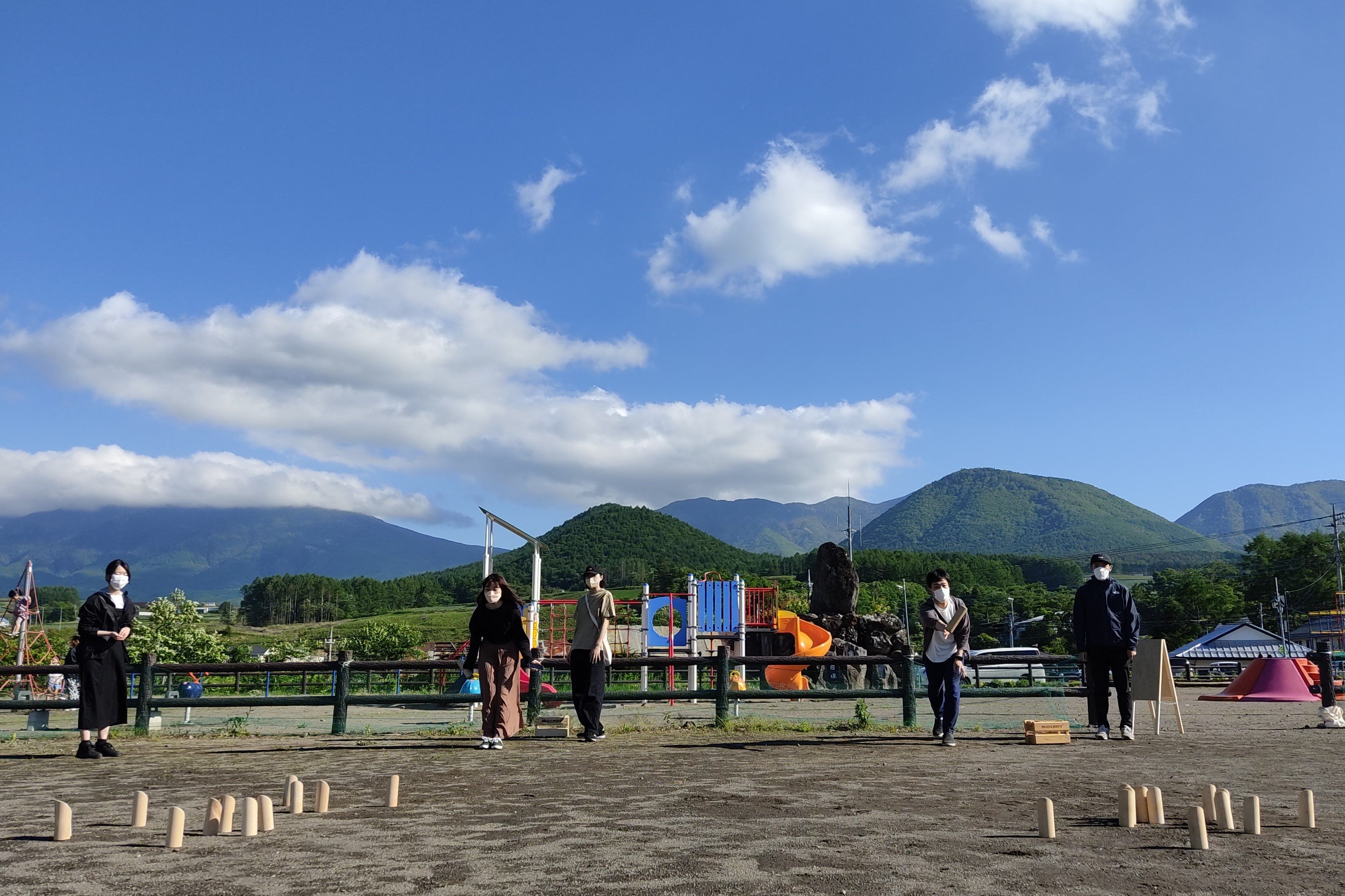 木の棒を投げるだけというシンプルなスポーツ「モルック」は、戦略的要素とコントロール技術で競技性があり、年齢を問わず楽しめます