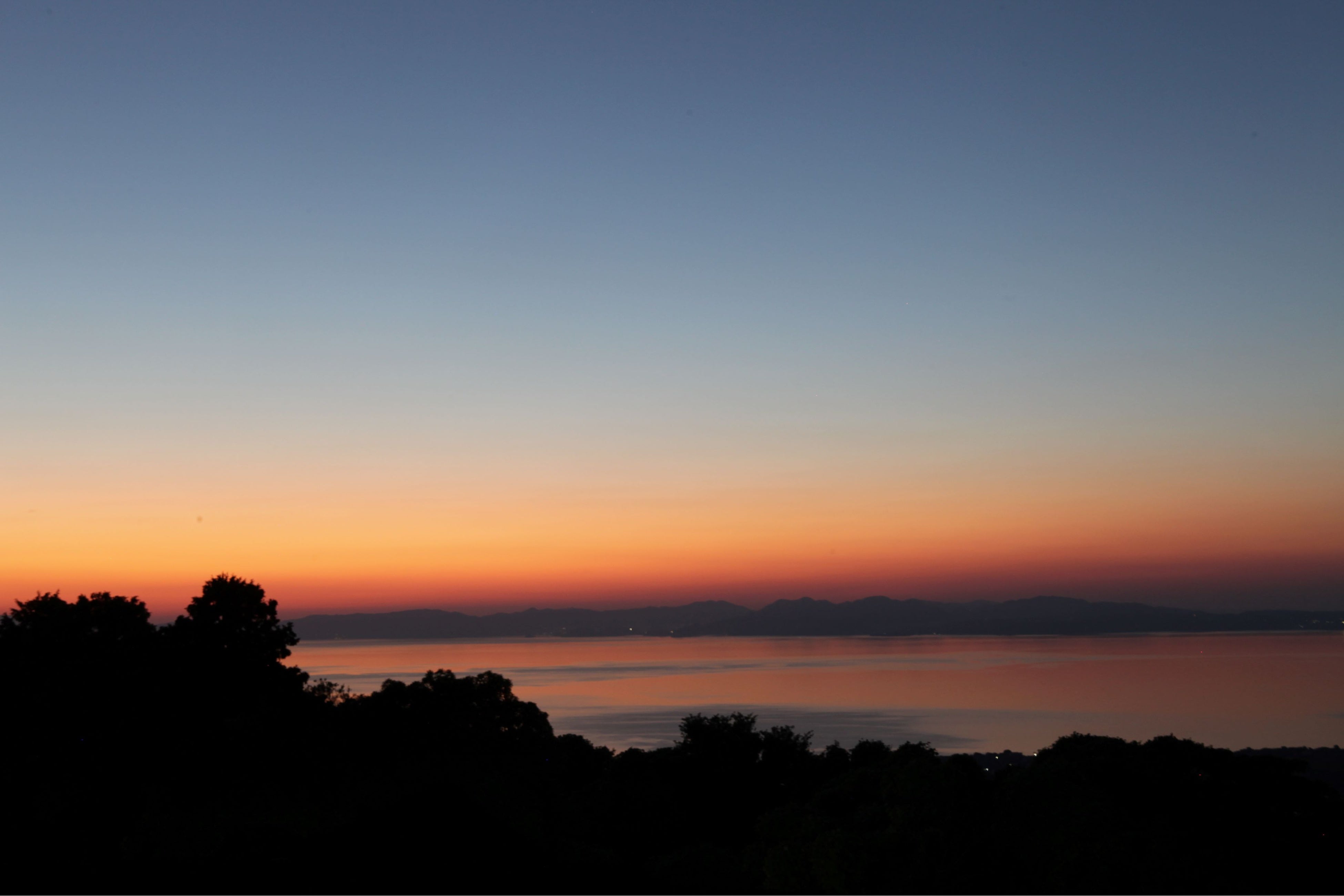 ホテルからは橘湾に沈む夕日の絶景が見られます