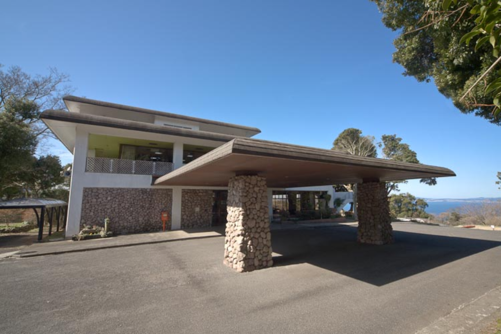 橘湾を望む標高250mの高台に建つ旧休暇村雲仙