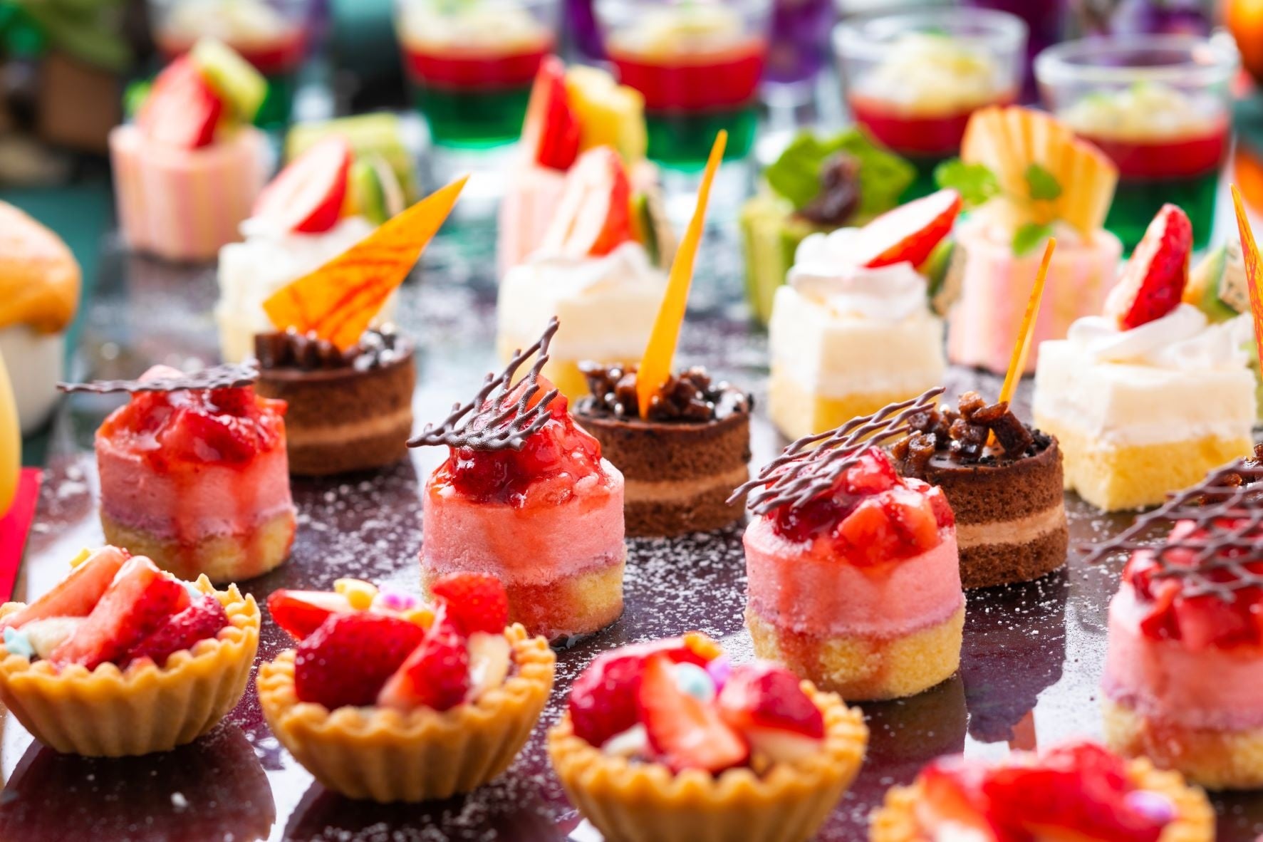 フルーツたっぷりのタルトやふわふわスポンジのショートケーキ、彩のムースなどデザートコーナーが華やいでいます