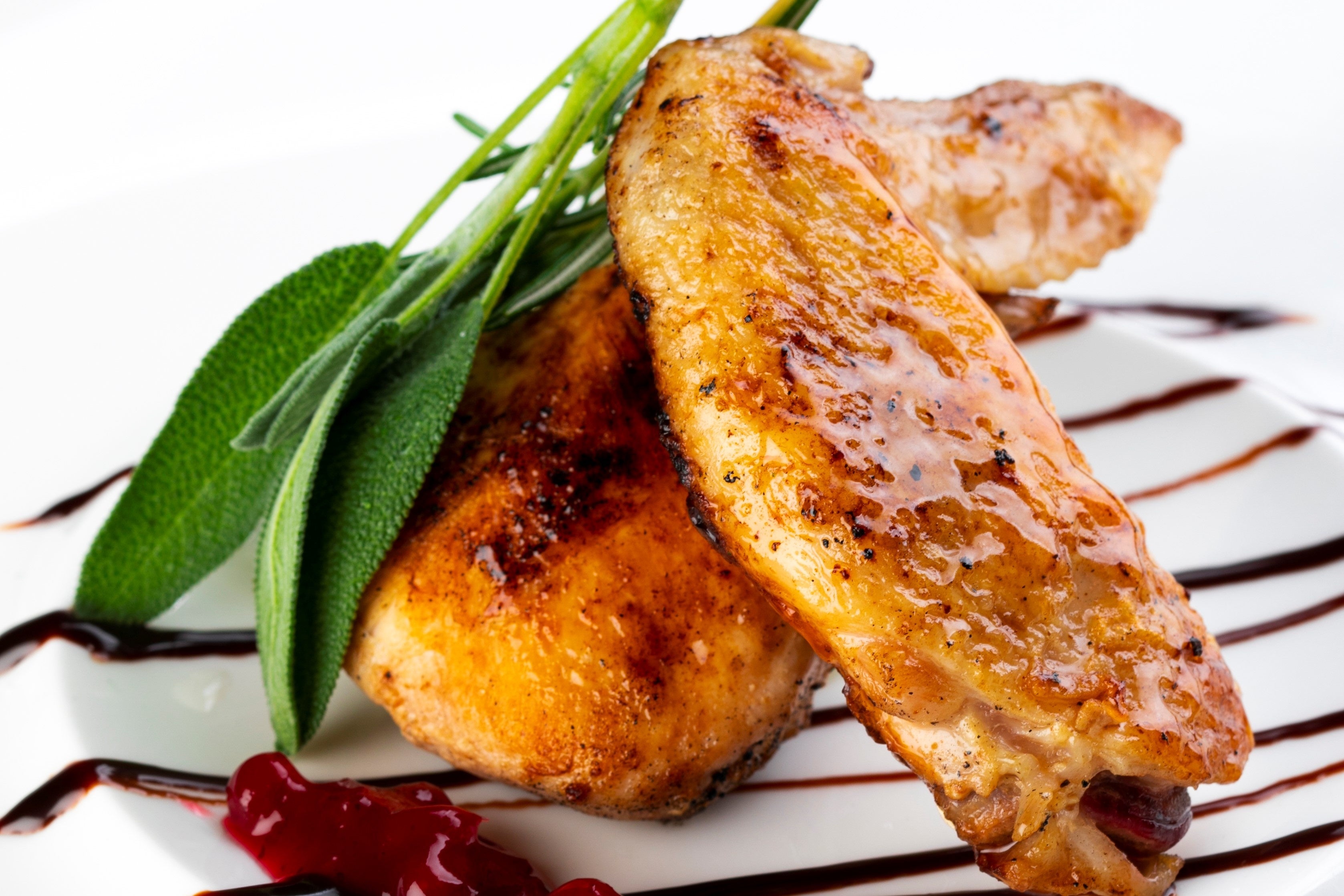 パリパリとした香ばしい皮とジューシーで柔らかい骨付肉が楽しめるクリスマスのローストチキン