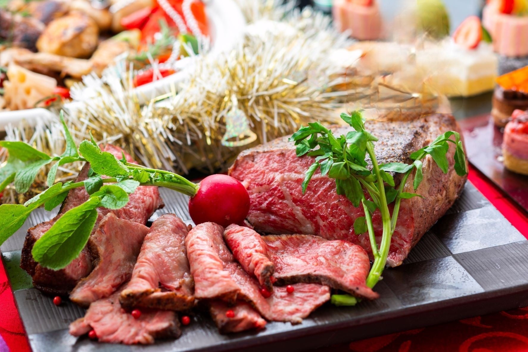 ローストビーフは、表面をこんがり焼き、真空調理法でじっくり香ばしく、ジューシーに仕上げました