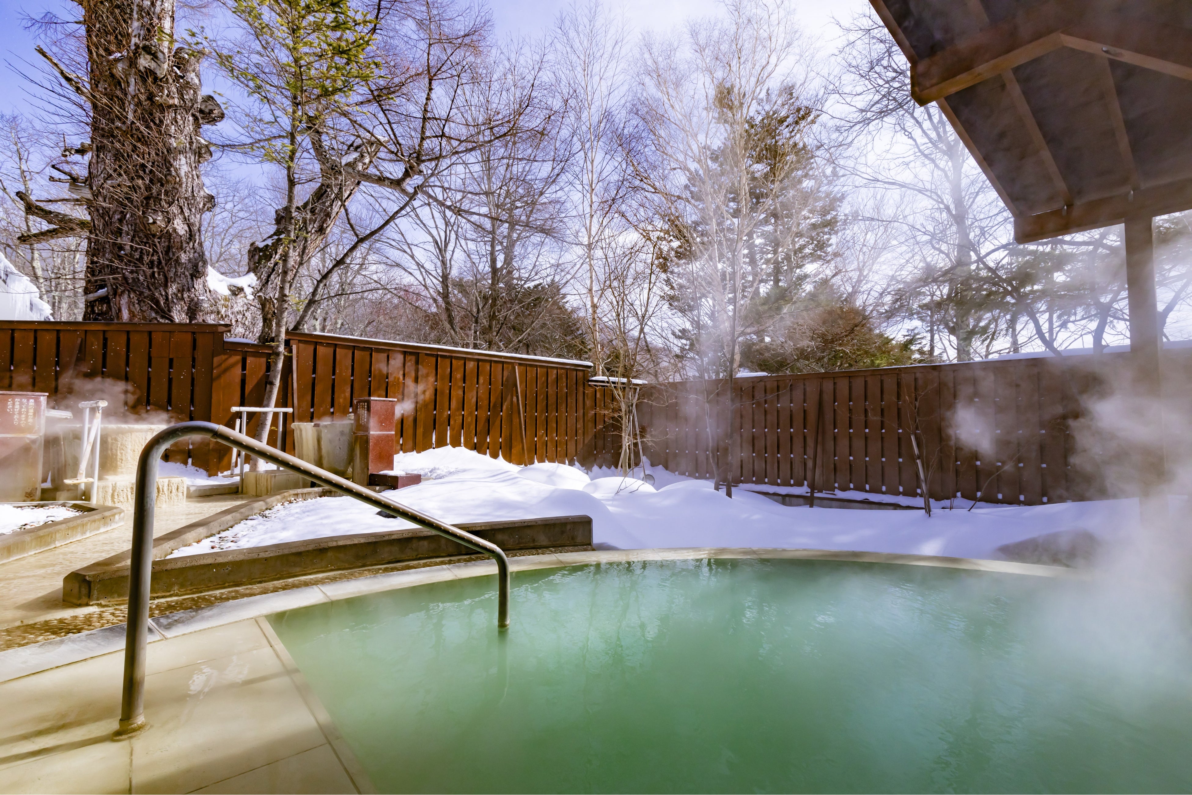 この時期ならではの雪見風呂