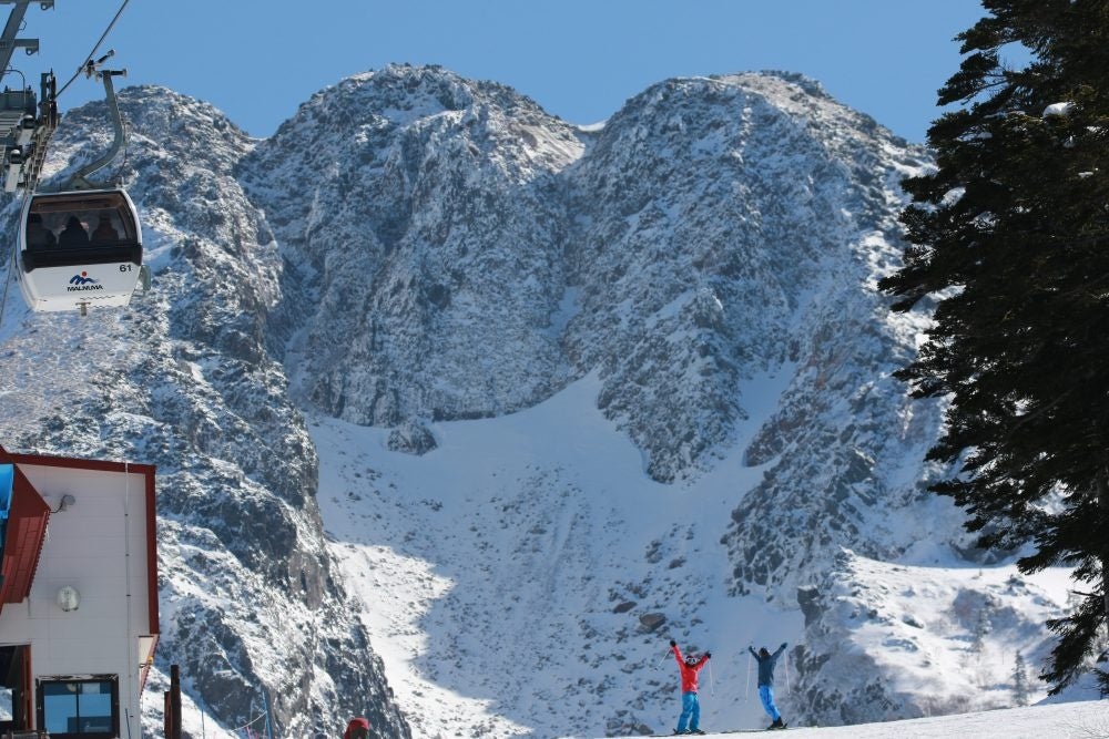 雄大な白根山をバックにひと滑り