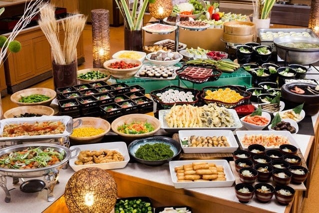 岩手の山海の幸を取り入れたお料理が並ぶビュッフェ