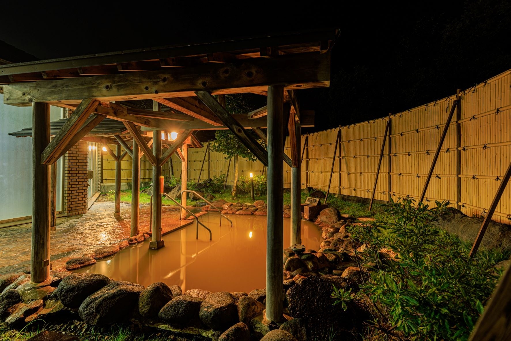 鉄分を多く含んだ茶褐色の露天風呂　休暇村温泉「こがねの湯」