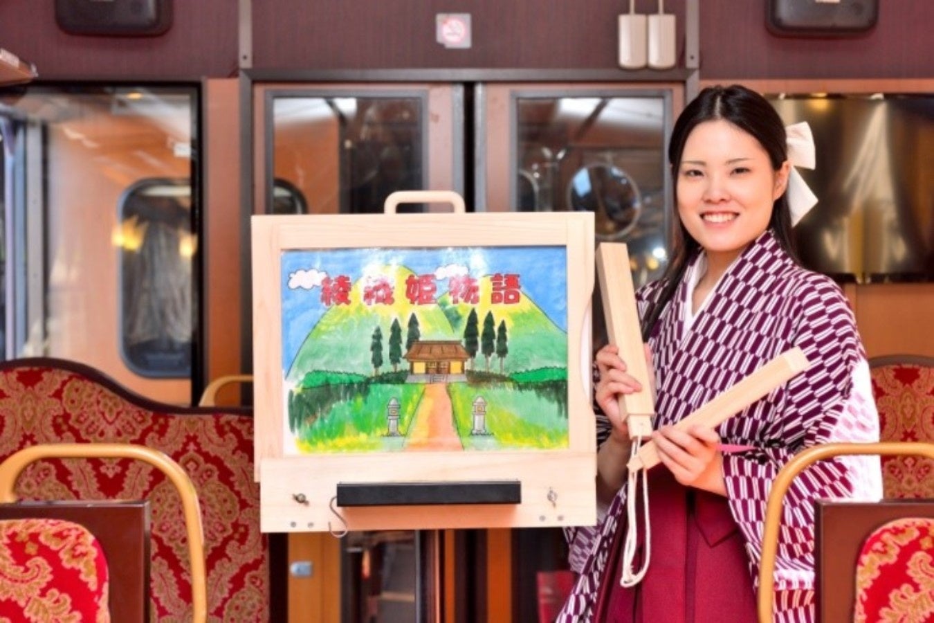 「洋風こたつ列車」では、ハイカラさんガイドによる紙芝居披露と沿線の見どころをご案内します