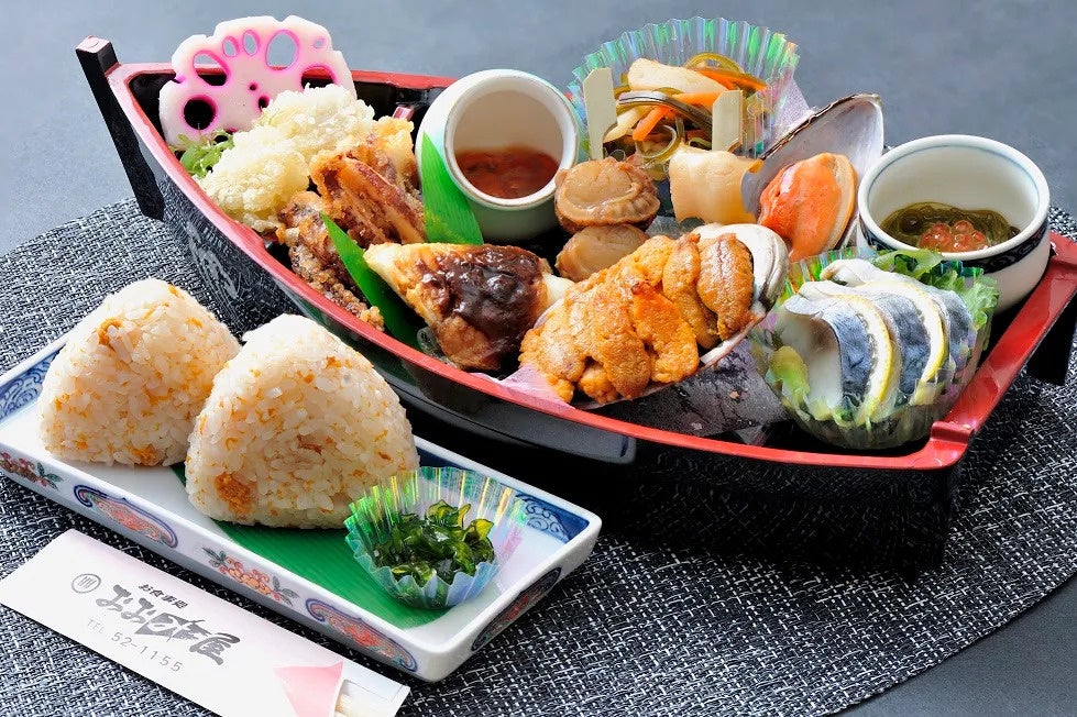 「こたつ列車」久慈駅乗車のお弁当の一つ：海の幸満載の豪華な舟盛り風のお膳「大漁舟唄御膳（3,000円）」
