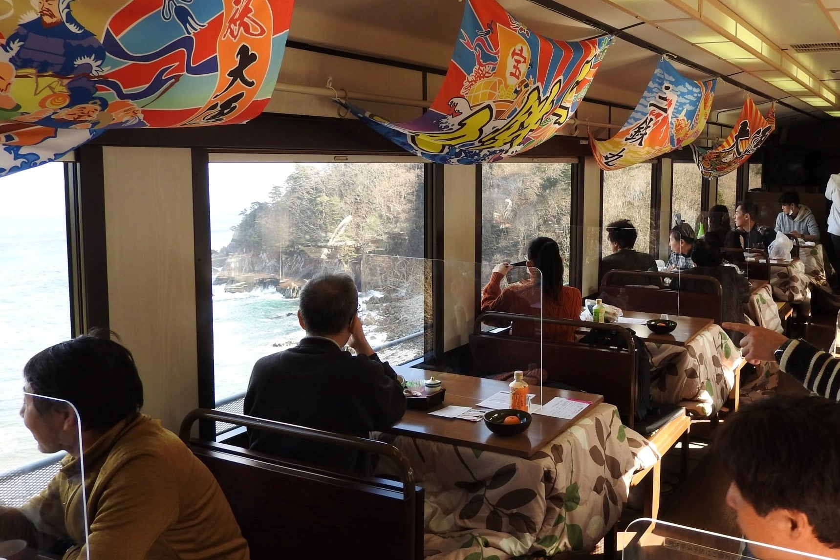じゃじゃじゃ!列車の座席がこたつに変貌 三陸鉄道の冬の名物「こたつ列車」が2022年12月10日(土)から運行 こたつで温まりながら三陸の絶景 ...