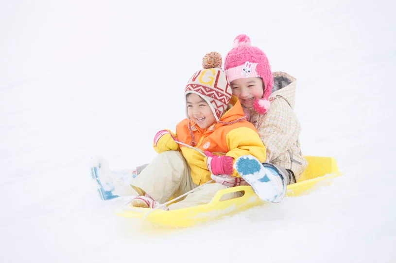 キッズエリアでソリ遊び