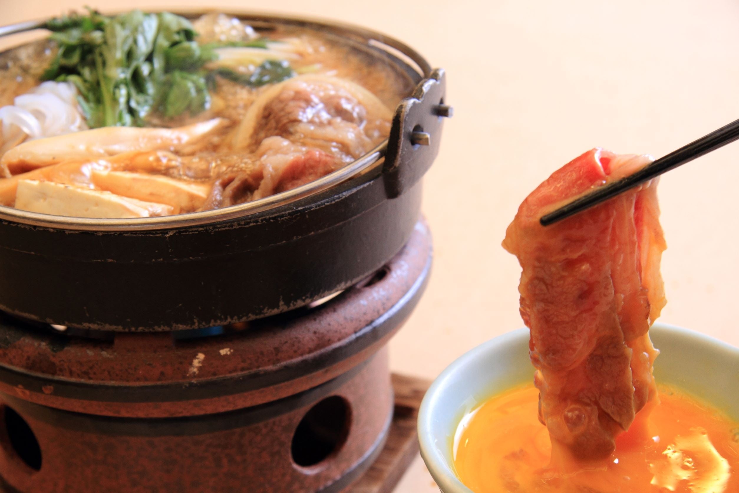 上州牛のすき焼き（リブロース）は、赤身の持つ味わいとサシの脂が絶妙に溶け合います。