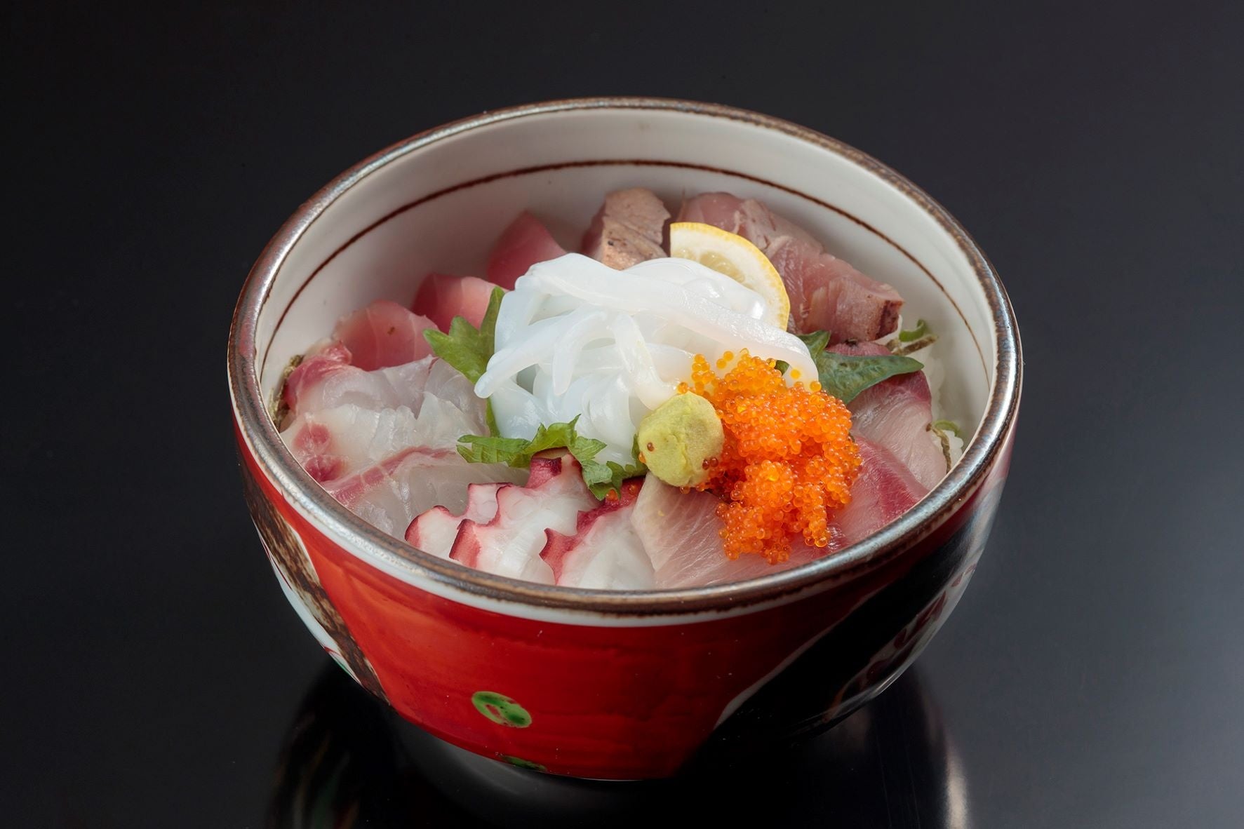 旬のお刺身を6種類ものせた人気の「海鮮丼」