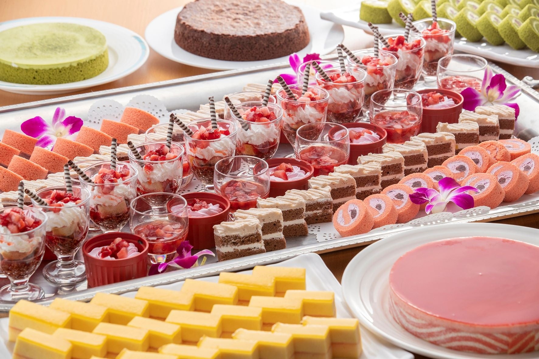 夕食ビュッフェにはイチゴのデザートも並びます