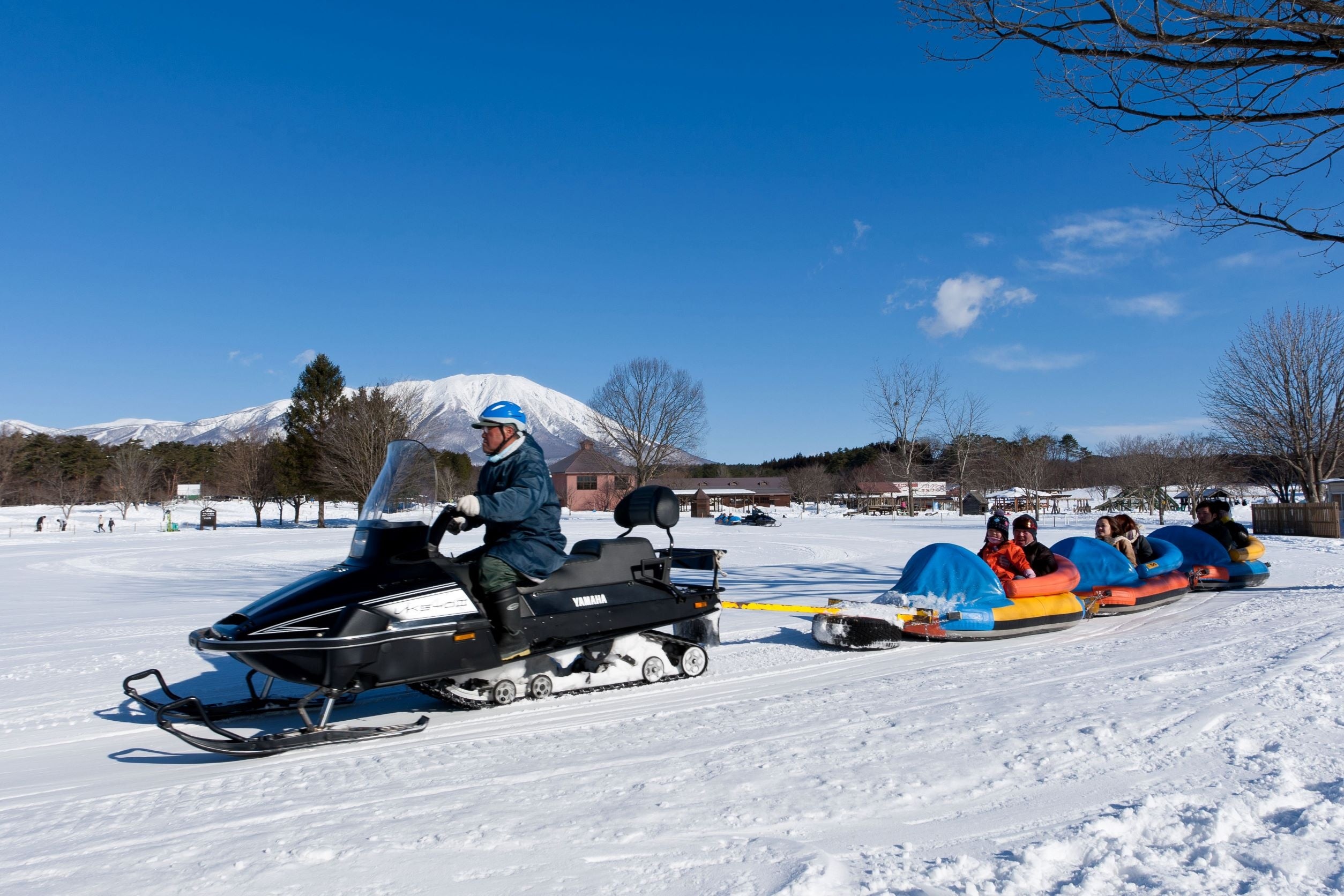 横滑りが爽快なスリル満点の「スノートレイン」