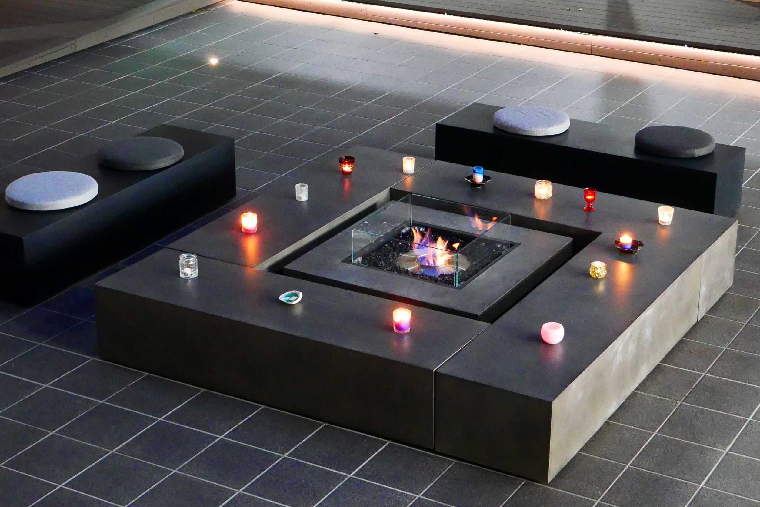 休暇村気仙沼大島では、「ともしびプロ ジェクト」に賛同し、毎月１１日にロビーや中庭、ブックラウ ンジなどでキャンドルに灯をともし、東日本大地震の津波により被災した人々の想いを後世に伝えています。