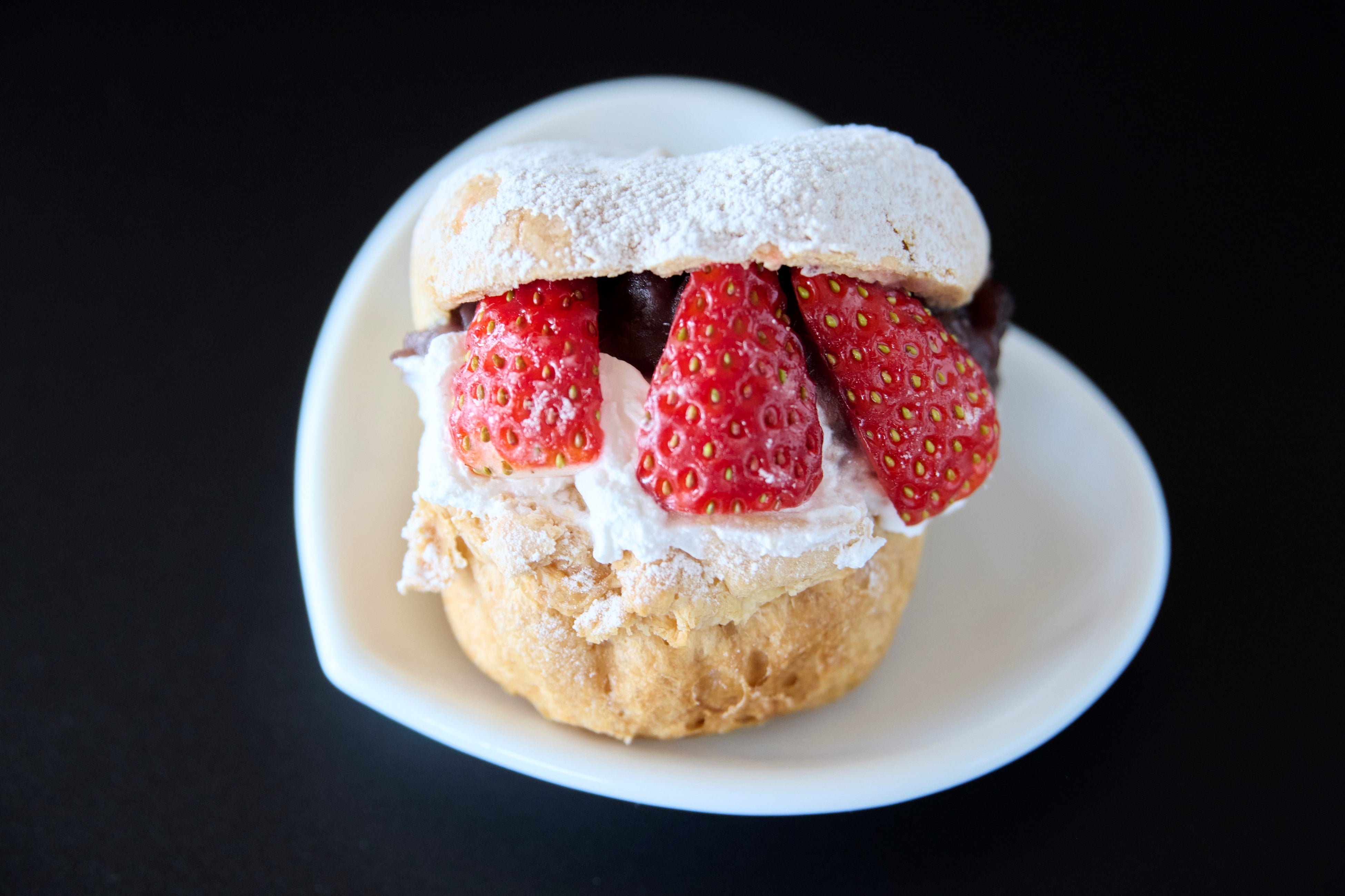 栃木が誇るブランドいちごのサクサクあんシュークリーム