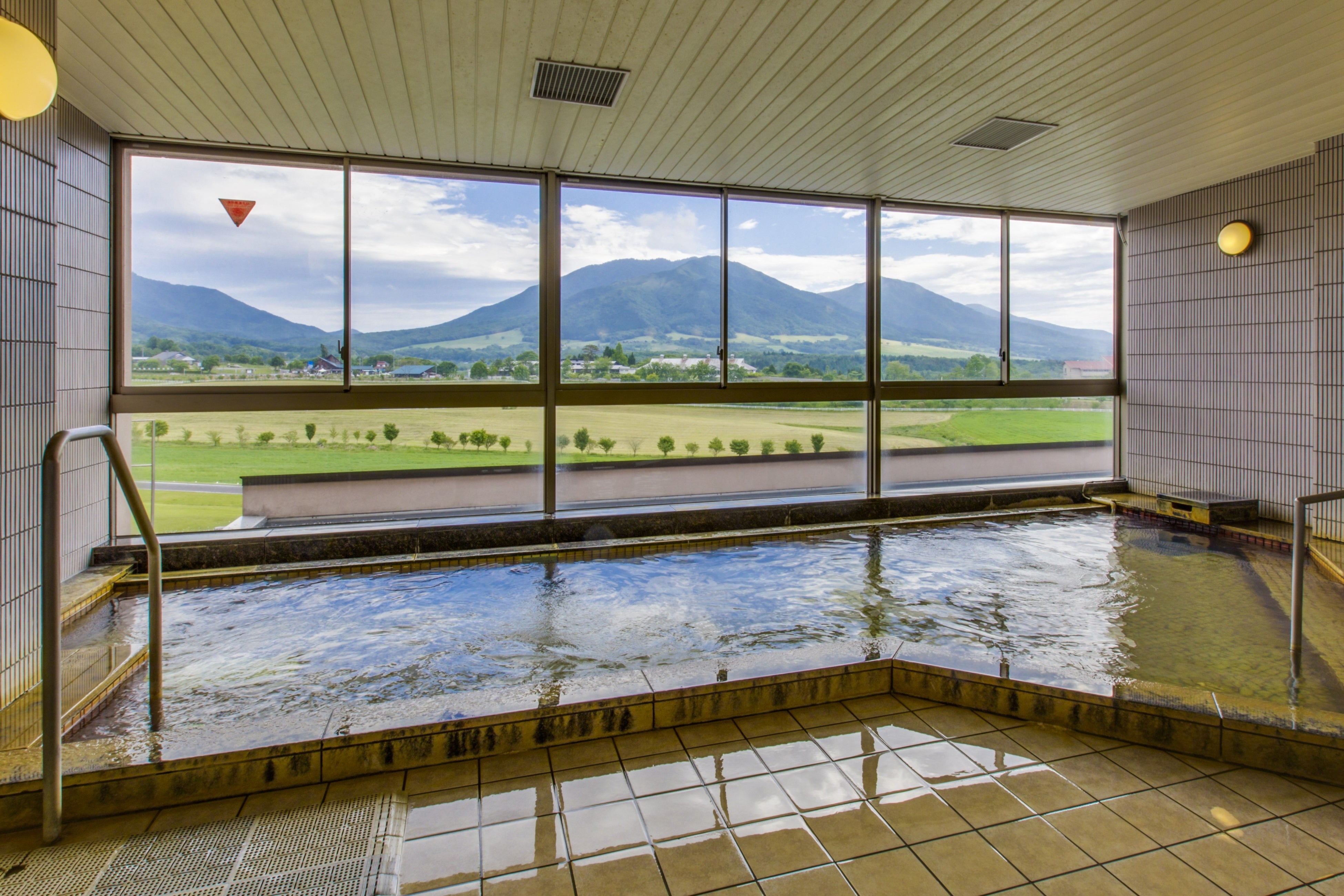 蒜山三座を一望できる天然ラドン温泉本館展望大浴場