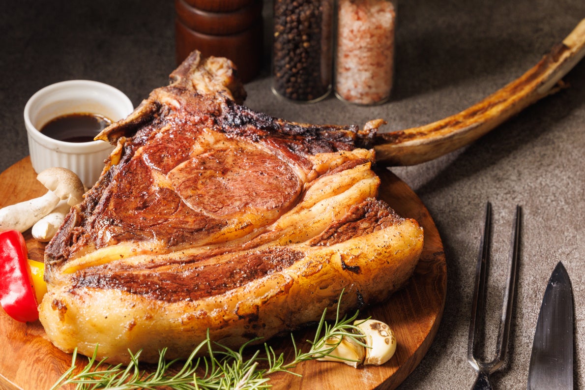 肉質がきめ細かいリブロースを贅沢に骨１本分カット