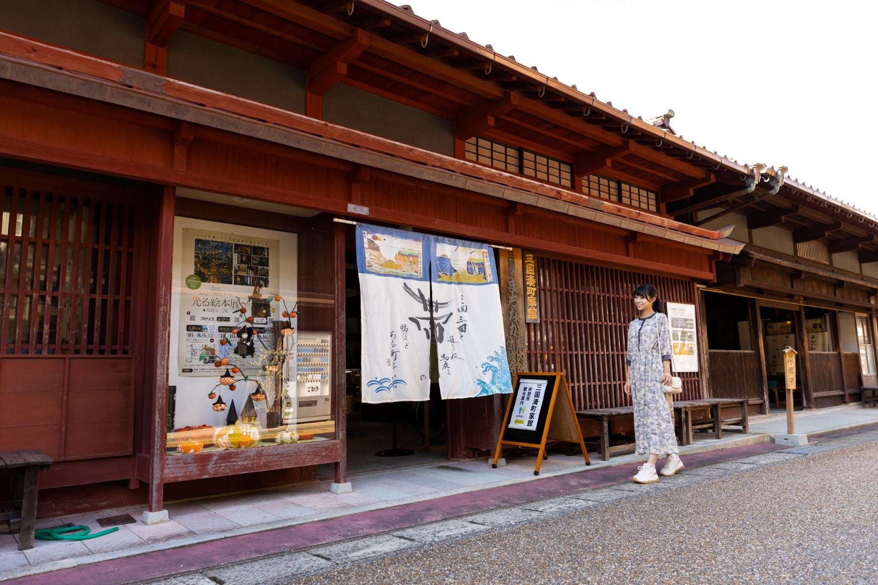 江戸時代には北前船の交易で賑わっていた三国湊　今も格子戸が連なる町家や蔵などが並びます