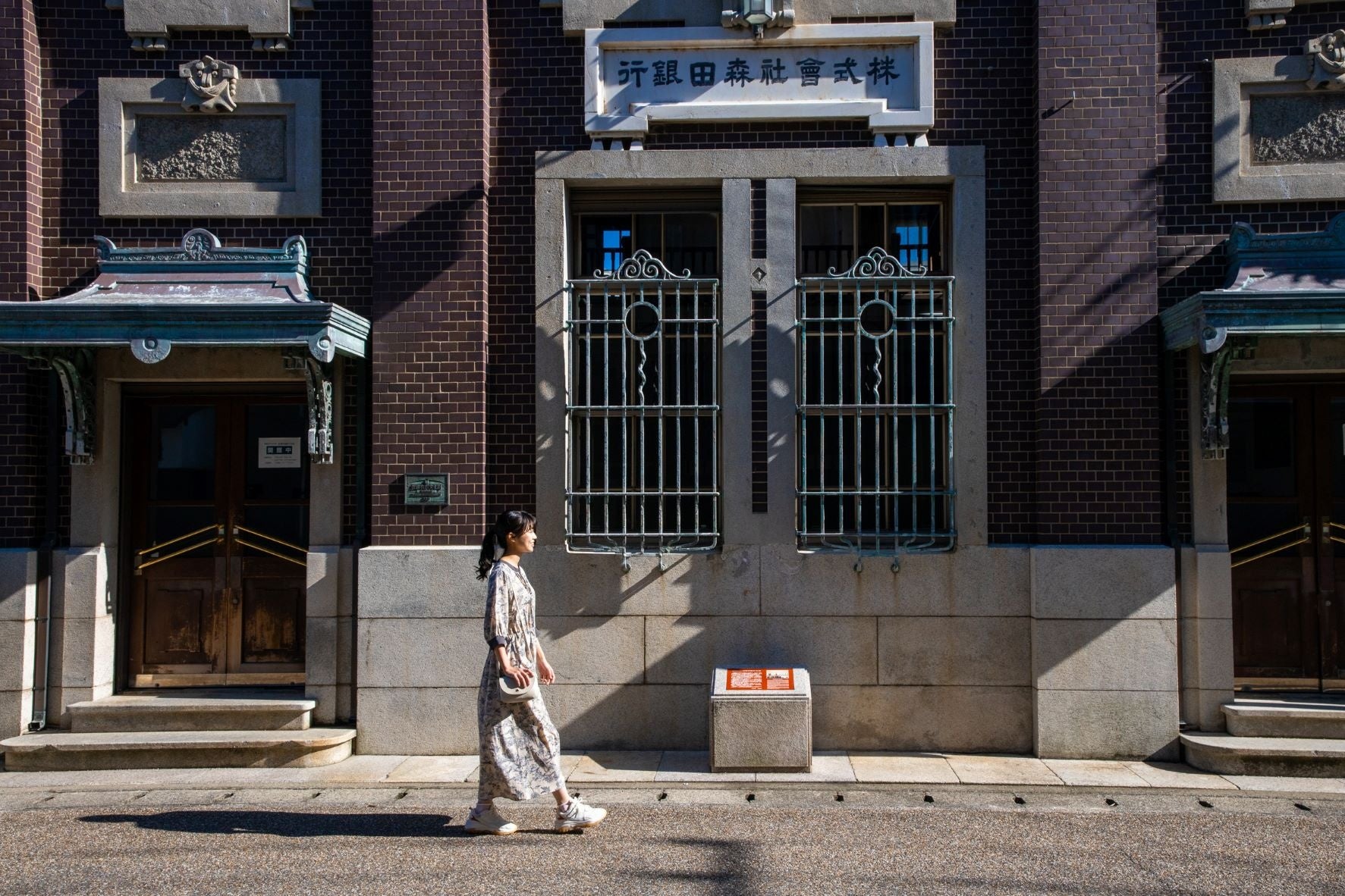 福井県内最古の鉄筋コンクリート建築の「旧森田銀行本店」など往時の面影を残す建物が残っています