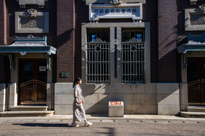 福井県内最古の鉄筋コンクリート建築の「旧森田銀行本店」など往時の面影を残す建物が残っています