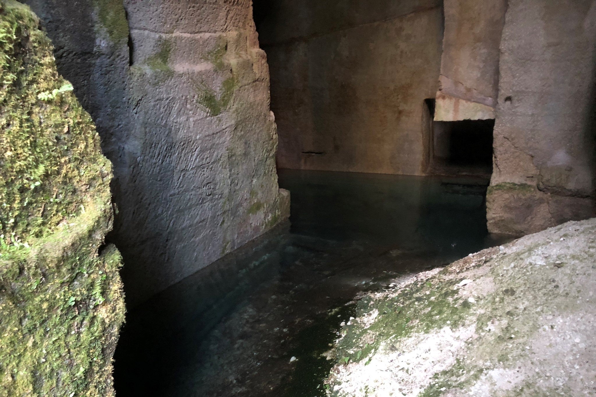 深い緑色に苔むした、まるで石造りの神殿のような神秘的な石切り場跡です