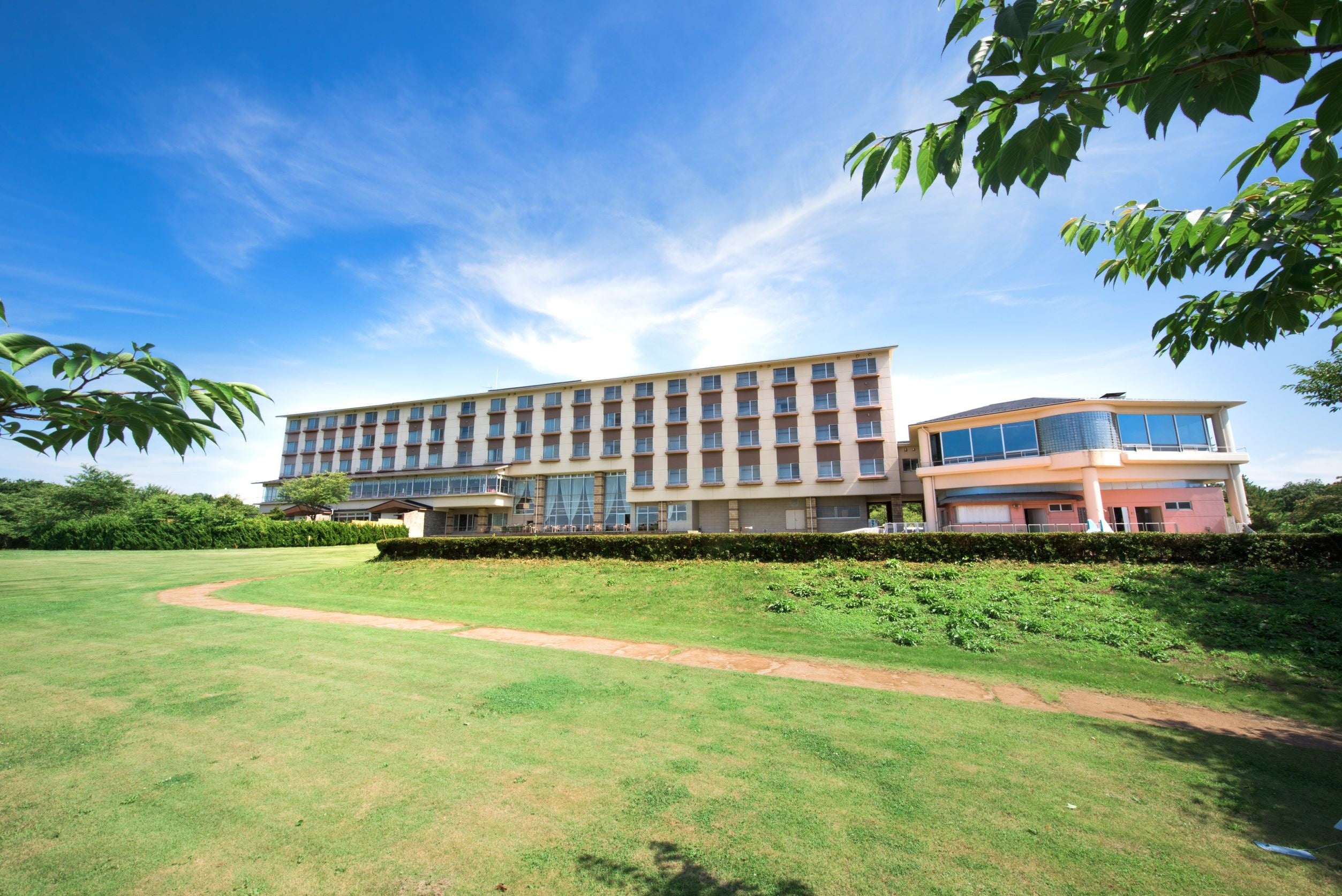 窓の外には雄大な日本海が広がり、水平線に沈む夕陽は感動的です