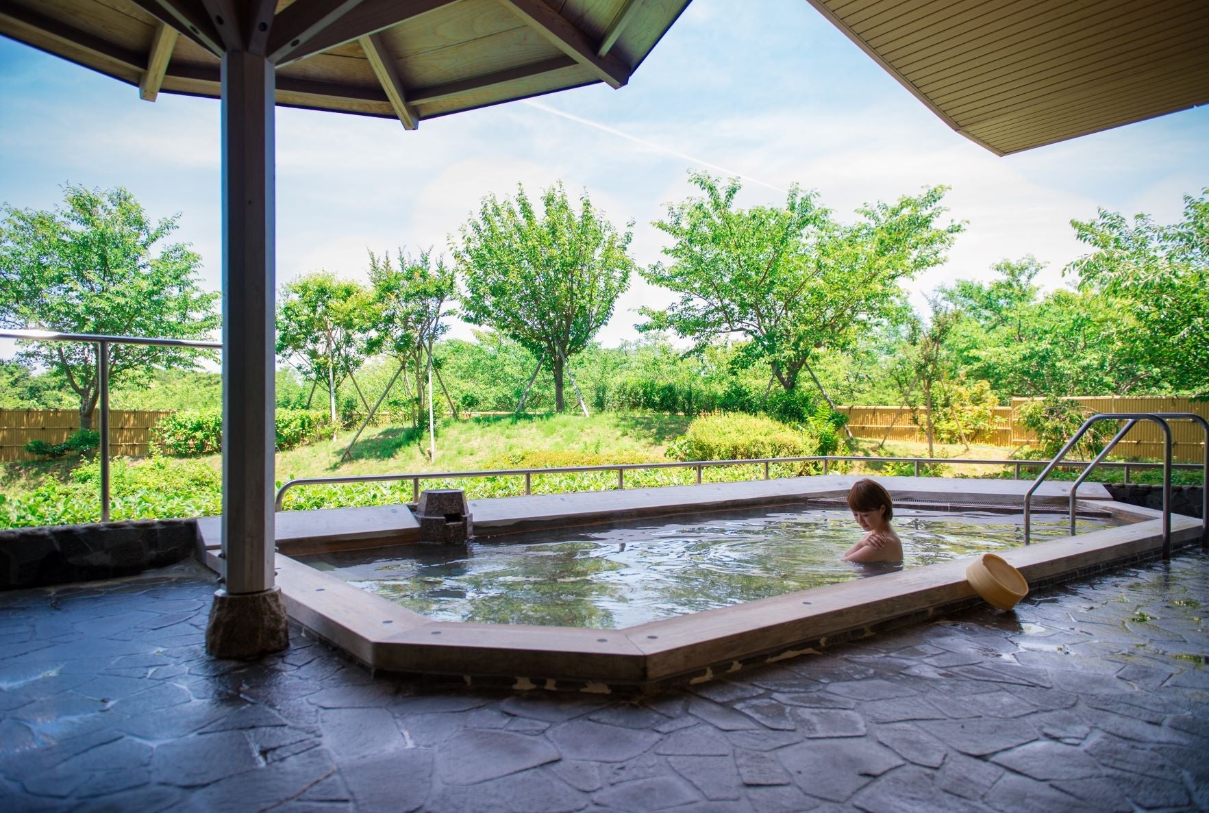 優しい海風に心身ともに癒される庭園露天風呂