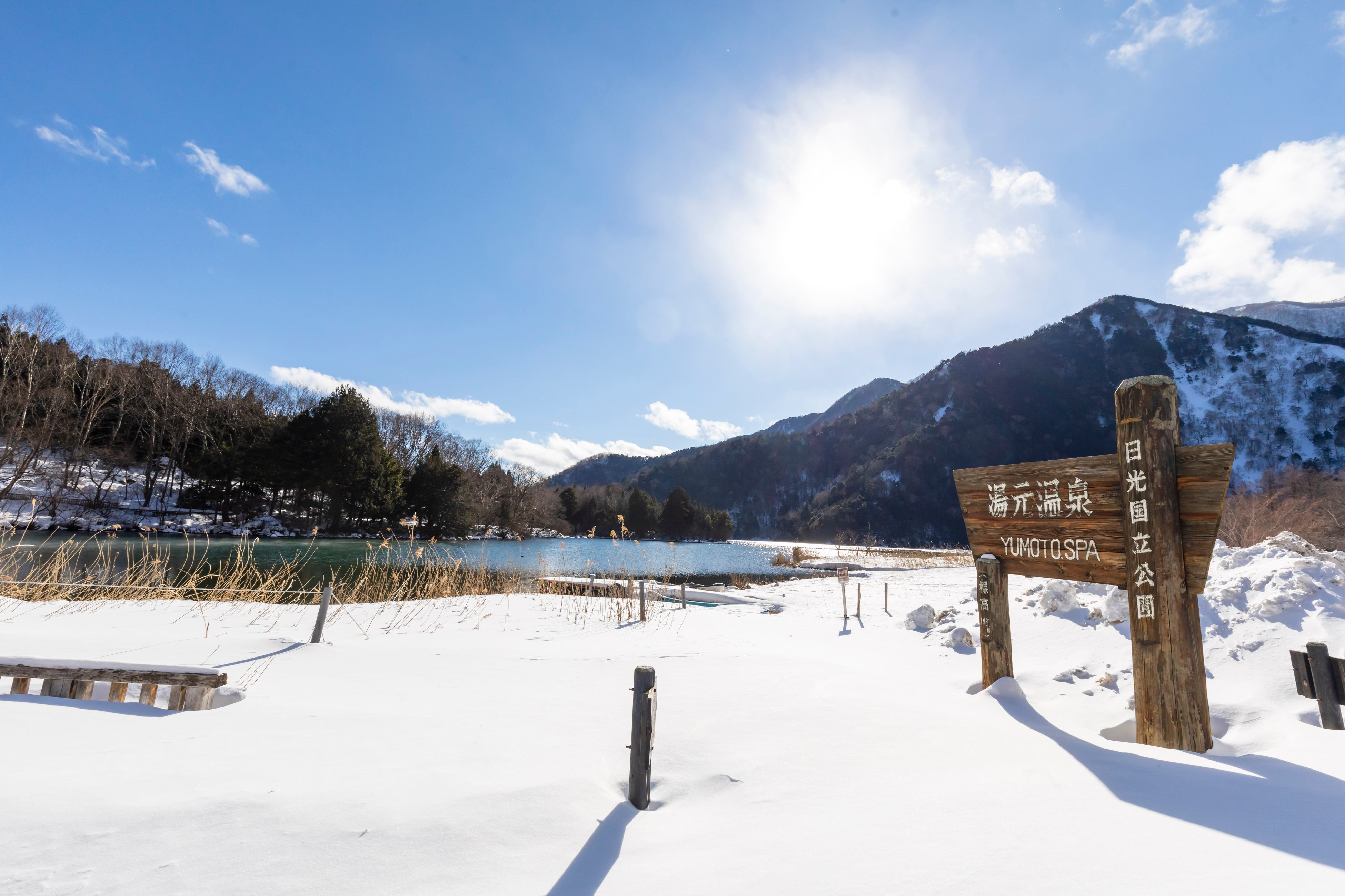 ホテルの目の前に広がる雪景色の湯ノ湖（休暇村日光湯元）