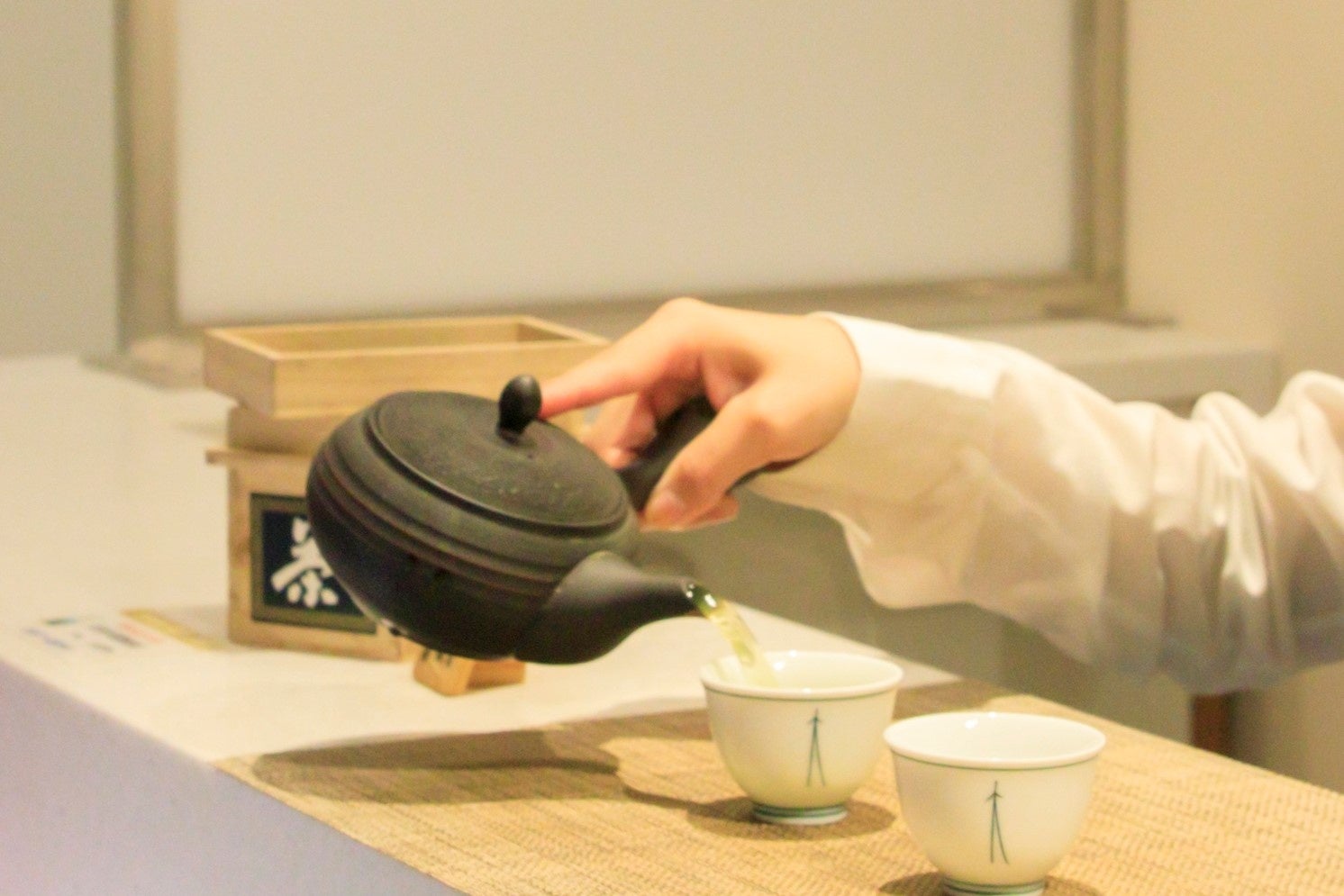 煎を重ねる飲み方など、スタッフが丁寧にレクチャーします