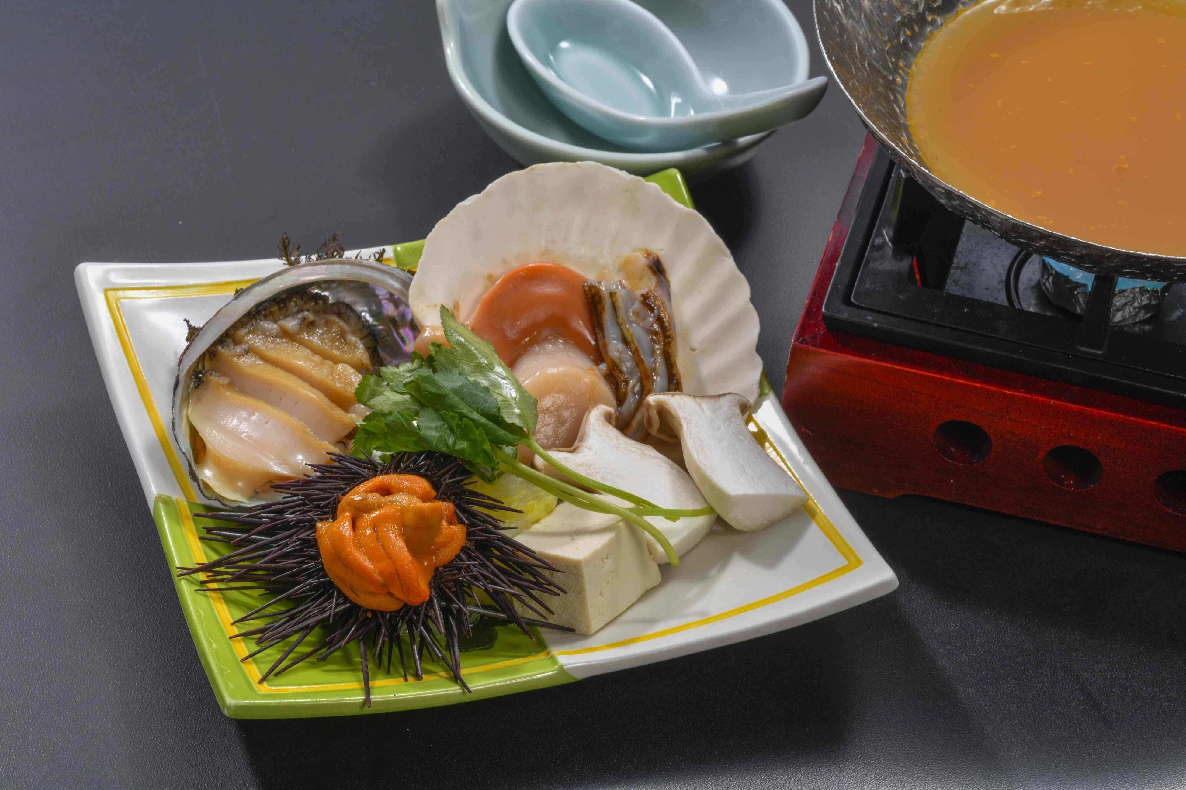 昔、漁師がウニやアワビなどの海の幸を豪快に盛って浜辺で食べた煮付け料理が「いちご煮」のルーツ