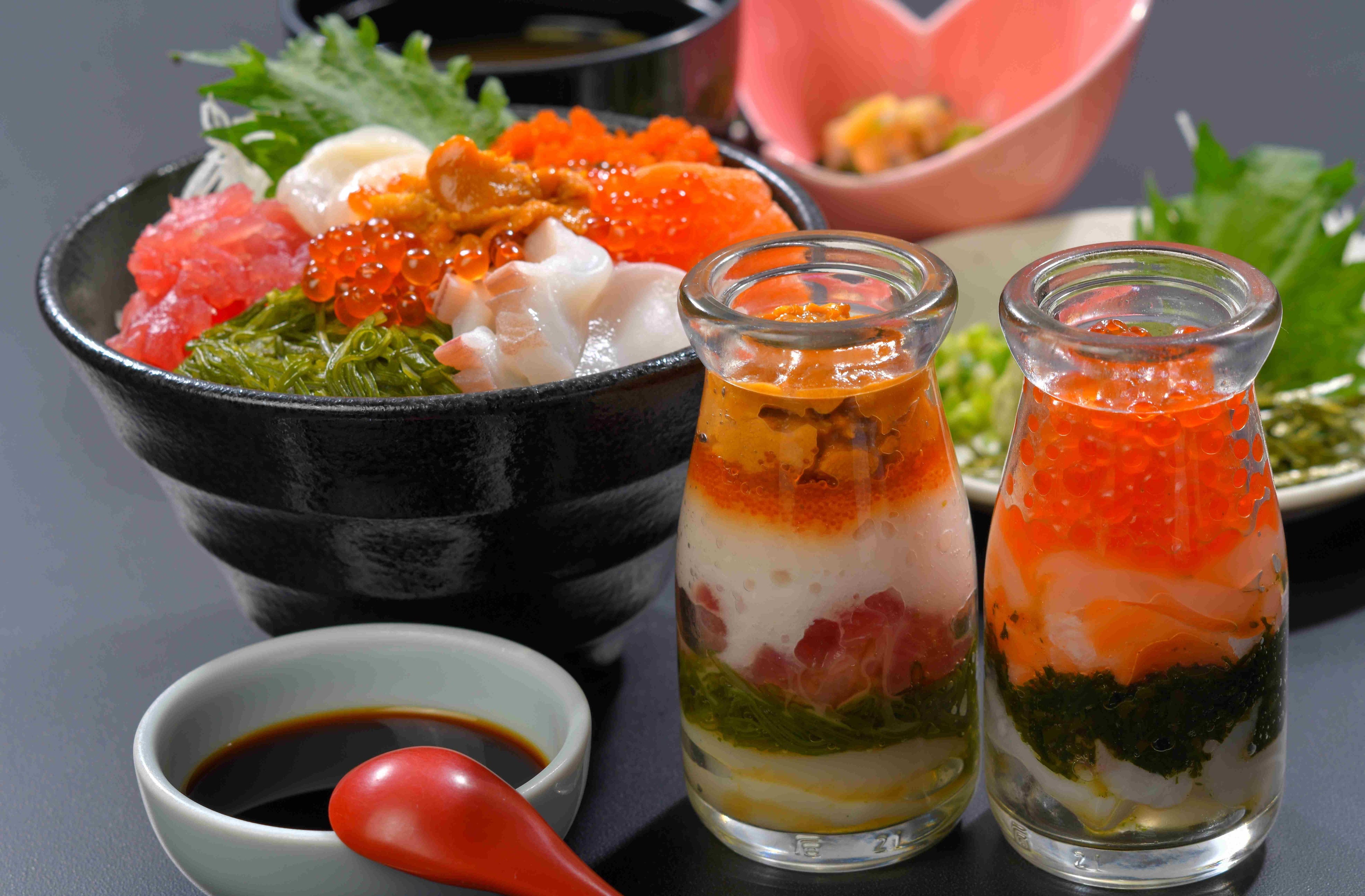 さまざまな海鮮が美しい層になっているーる「瓶ドン」は、ほかほかのご飯の上に自分でかけて完成です